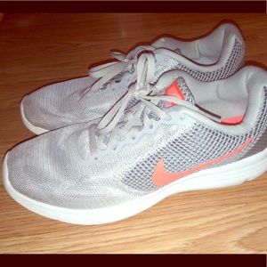 Grey and orange Nike’s size 8